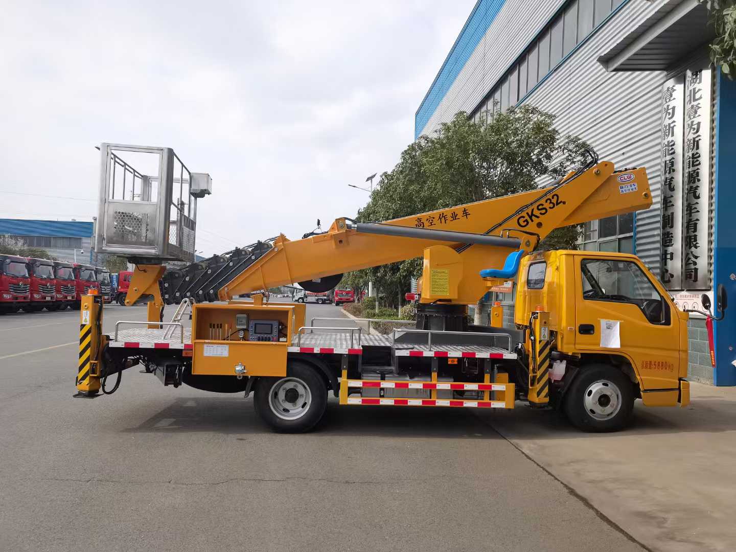 江鈴順達(dá)32米直臂高空作業(yè)車圖片4