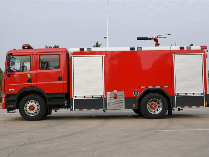 東風(fēng)多利卡8噸水罐消防車(chē)圖片2