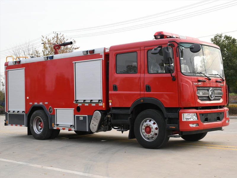 東風(fēng)多利卡8噸水罐消防車(chē)圖片4