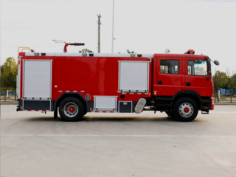 東風(fēng)多利卡8噸水罐消防車(chē)圖片3